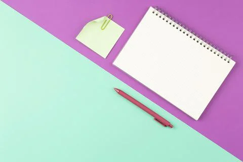 Spiral notepad with pen, note sheet and clip. Foto stock