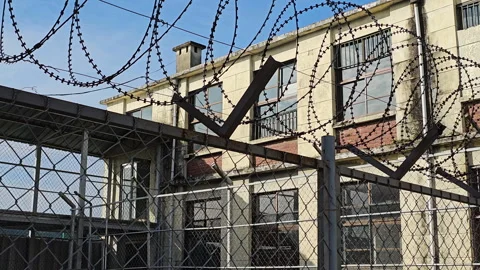 Spiral Razor Sharp Prison Barbed Wire Fence Inside Old Prison Yard - Stockbeeldmateriaal 255650009