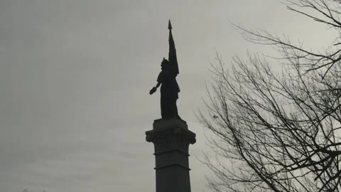 Spire of a memorial statue pointing skyward 스톡 동영상 165993982