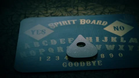 Spirit board for ghost communication Vídeo Stock 323116891