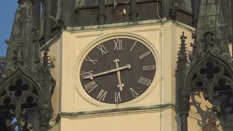 Spisska Nova Ves, clock on the tower of the church 스톡 동영상 111431973