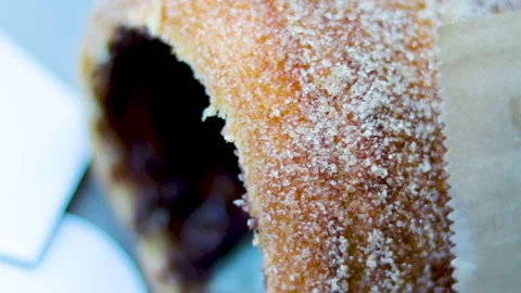 Spit cake covered with sugar and cinnamon with nutella pasta inside. Stockbeeldmateriaal 167905673