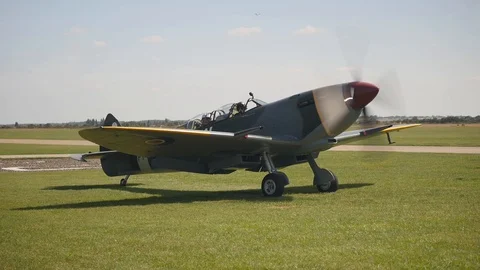 A Spitfire preparing for takeoff Stockbeeldmateriaal 115058239