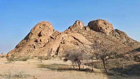 Spitzkoppe Namibia under big blue sky Foto stock