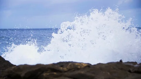 Splash at the beach Stockbeeldmateriaal 100705716