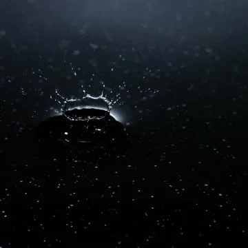 Splash - a falling drop of water breaking on the water surface Foto stock