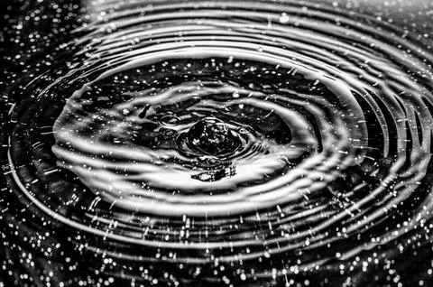 Splash - a falling drop of water in a macro photography shot Fotos de archivo