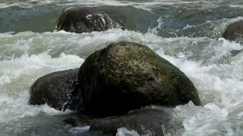 The splash of fast river water over the rocks Vídeo Stock 292840231