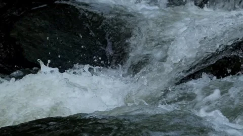 The splash of fast river water over the rocks Vídeo Stock 292840620