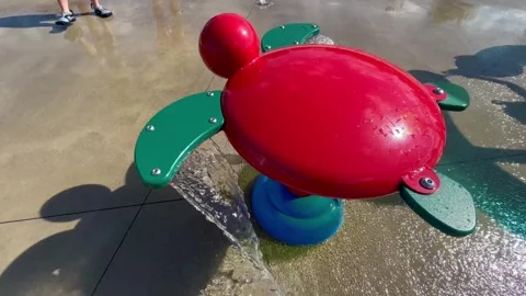 Splash Pad Filler Shot - A Turtle Fountain Sprinkles Water over Concrete Vídeos de archivo 337518903