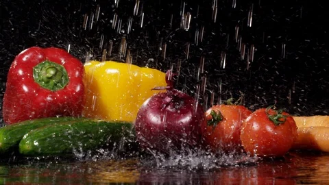 Splash of water falling down on vegetables in slow motion 動画素材 89341504