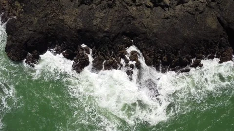 Splash of waves Video stock 241964533