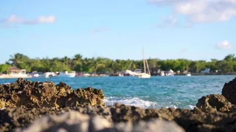 The splash of waves on the rocks in the foreground 스톡 동영상 187323021