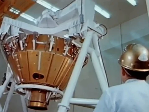 Splashdown tests for the Apollo spacecraft at an outdoor pool and a riding bag Video stock 79458899