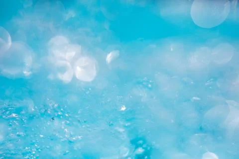  Splashed water wave in clean blue water, clean filtered Foto stock