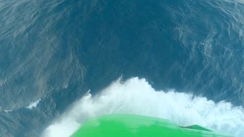 Splashes and wave from bow of ship. Top down bow view. Green side vessel. Spray Vidéo 245396463