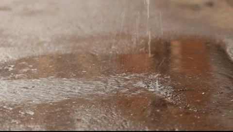 Splashes from the stream of the rain water Vídeos de archivo 7728167