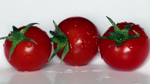 Splashes of water on the cherry tomatoes - 4K - ProRes Vídeos de archivo 154424058