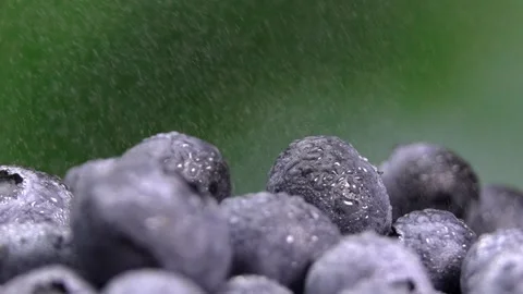 Splashes of water droplets. Water falling on blueberries in slow motion Vidéo 248901141