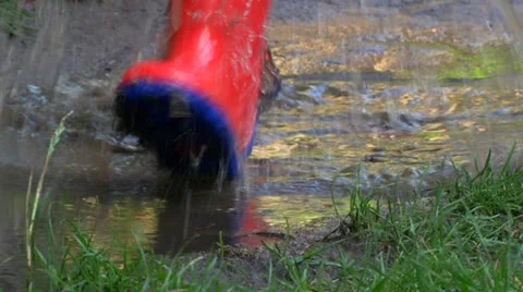 Splashing in puddle Stock Footage 22665316