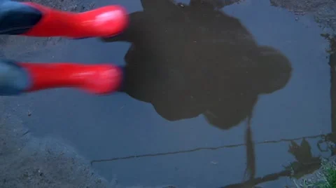 Splashing in puddle Stock Footage 22665320