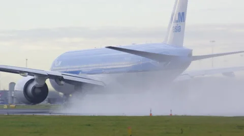 Splashing rain and full throttle on this large Boeing 777 passenger jet airplane Vidéo 40349697