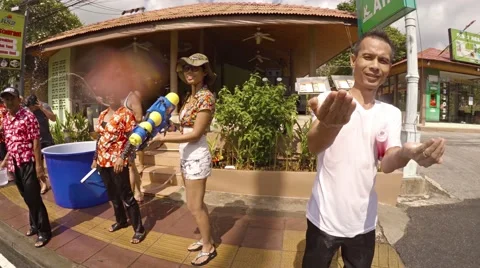 Splashing strangers and applying powder at Songkran Festival. Thailand Vidéo 63452185