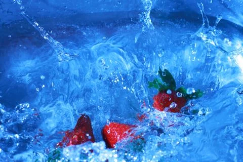 Splashing strawberries Stock-Fotos