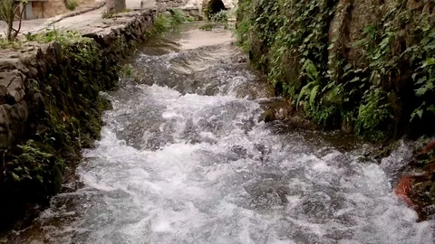 Splashing stream water in slow motion Video stock 87770742