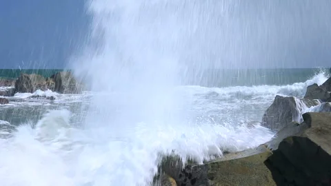 Splashing Waves and Reefs 库存影片 324953868