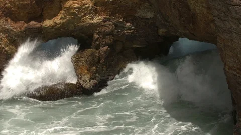 Splashing waves in a cave 스톡 동영상 128432438