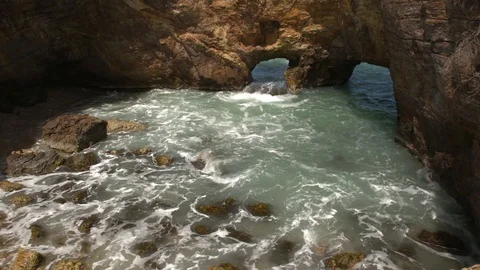 Splashing waves in a cave 스톡 동영상 128432443