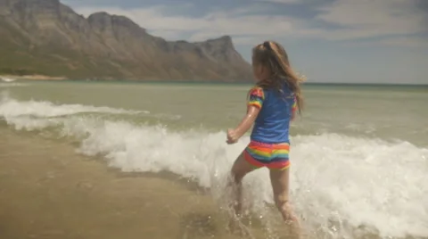 Splashing in the waves Stockbeeldmateriaal 57976166