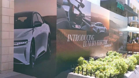 Splashy sidewalk exhibit for future Lucid Motors luxury electric car dealership Vídeo Stock 227034650
