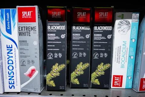 Splat toothpaste variants including Blackwood and Extreme White displayed o.. Stock Photos