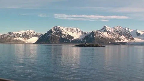 Splendid Arctic Ocean Vistas Exploring Icy Mountain Grandeur 動画素材 344603224