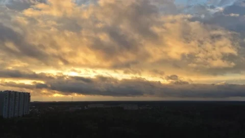 Splendid sunset fading into thick clouds Видео 137205442