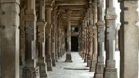 Splendid view of array of pillars on both sides of pathway. 動画素材 94891901