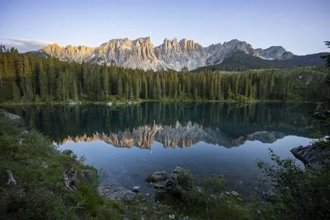 Splendid view of Lake Carezza. The forest are perfectly reflected. Foto stock