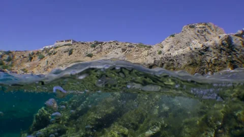Split, a camera at sea level at the same time shows an underwater and surface Video stock 165217717