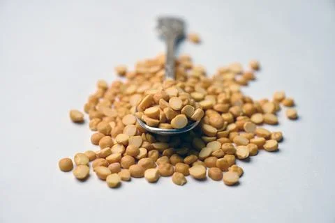 Split Chana Dal Angled Top View Texture on White Defocus Background Macro P.. Stock-Fotos