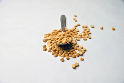 Split Chana Dal Angled Top View Texture on White Defocus Background Macro P.. Stock-Fotos
