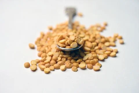 Split Chana Dal Angled Top View Texture on White Defocus Background Macro P.. Foto stock