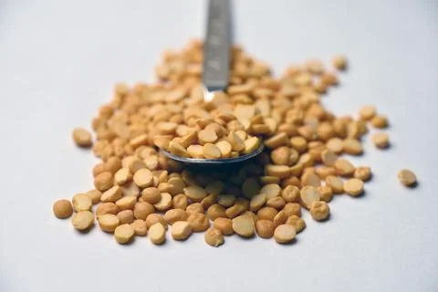 Split Chana Dal Angled Top View Texture on White Defocus Background Macro P.. Foto stock