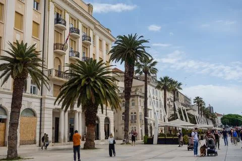 Split, Croatia - 04.23.2025: Split Riva, promenade for tourists and pedestr.. Foto stock