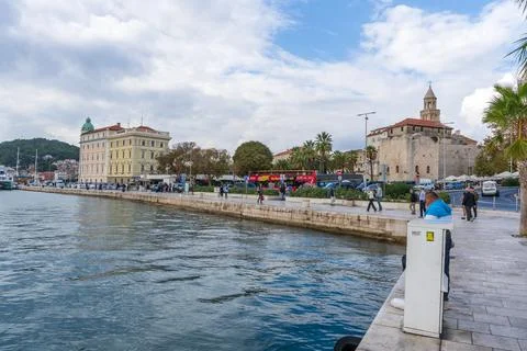 Split, Croatia - 10.22.2025: Split Riva Waterfront with Historic Architectu.. Foto stock