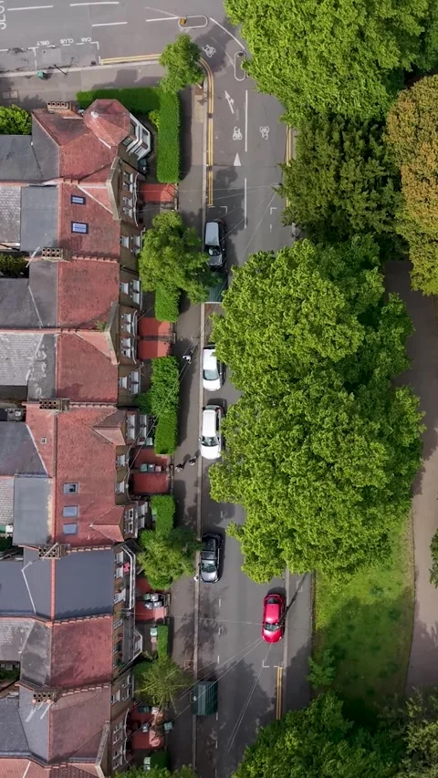 Split drone view of Victorian houses and Lloyd Park, Walthamstow London Vidéo 336848184