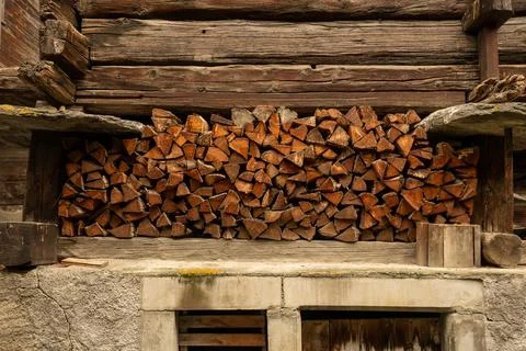 Split Fire Wood Stored Under Traditional Swiss Home Foto stock