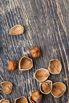 Split hazelnuts on the table Foto stock