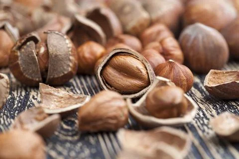 Split hazelnuts on the table Foto stock